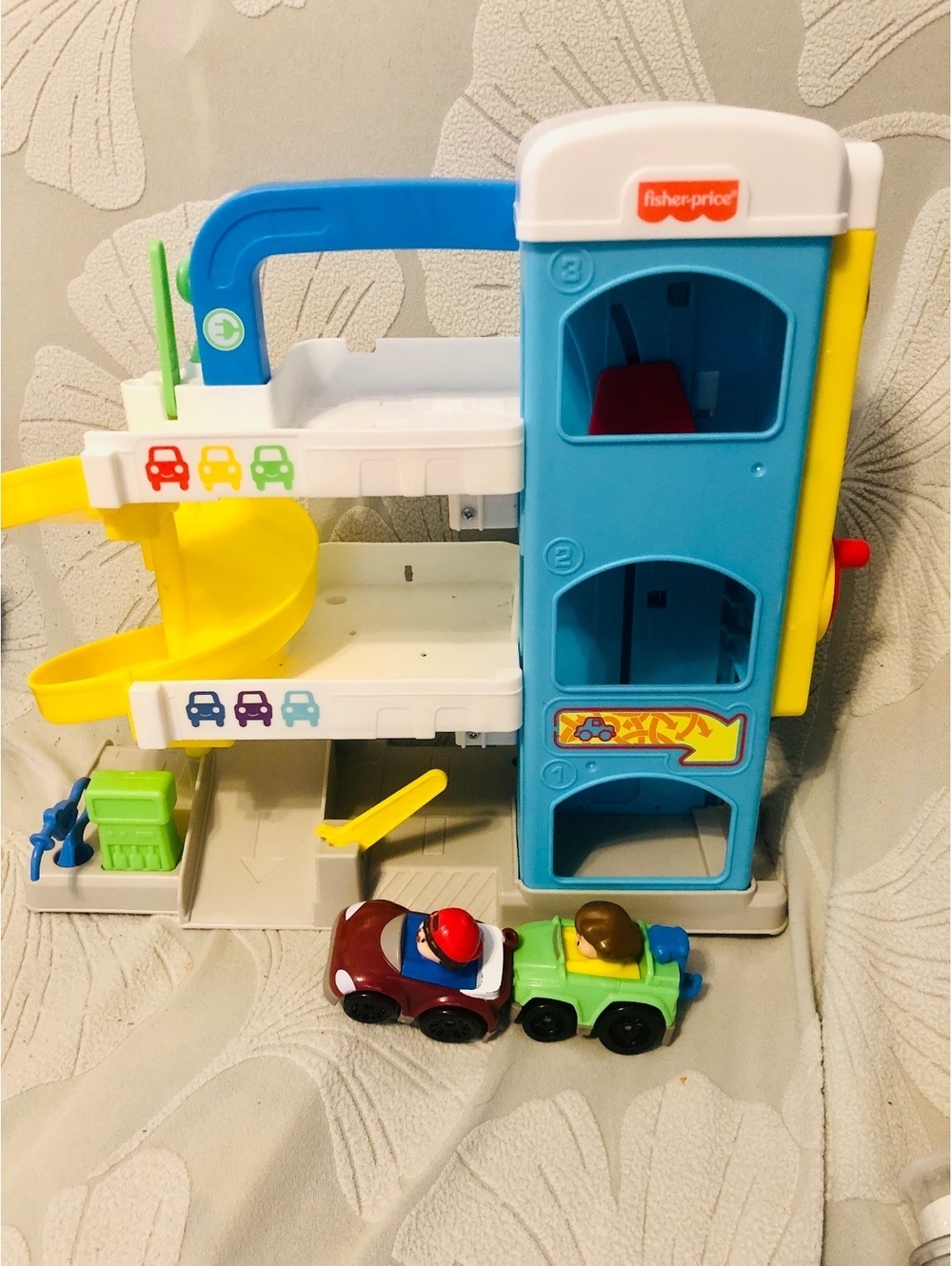 Fisher-Price Little People Garage + 2 Original Wheelies Cars Like New FHG50